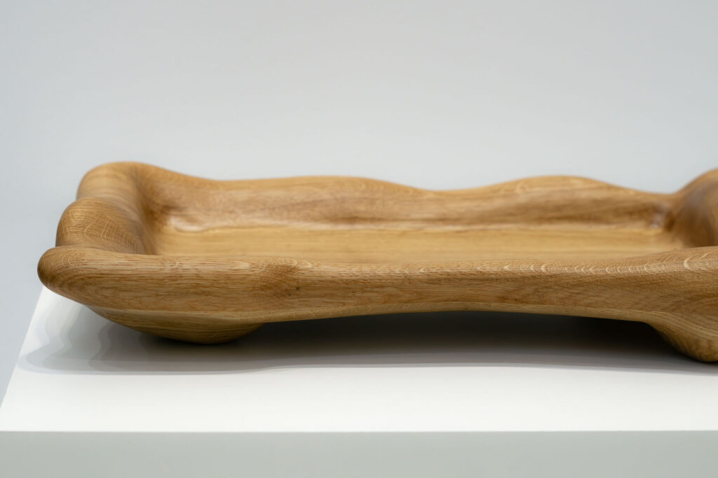 We present to you the sculptural serving tray made from beautiful oak wood