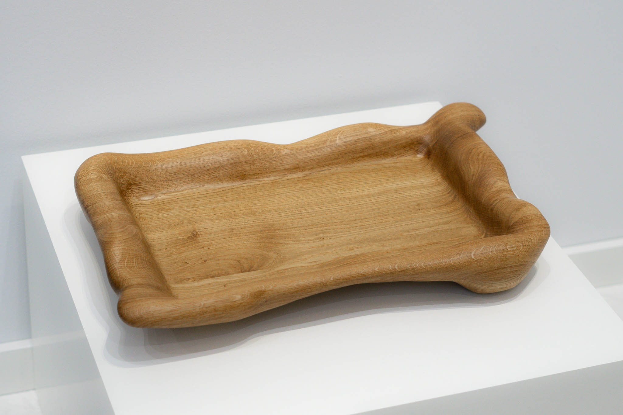 We present to you the sculptural serving tray made from beautiful oak wood