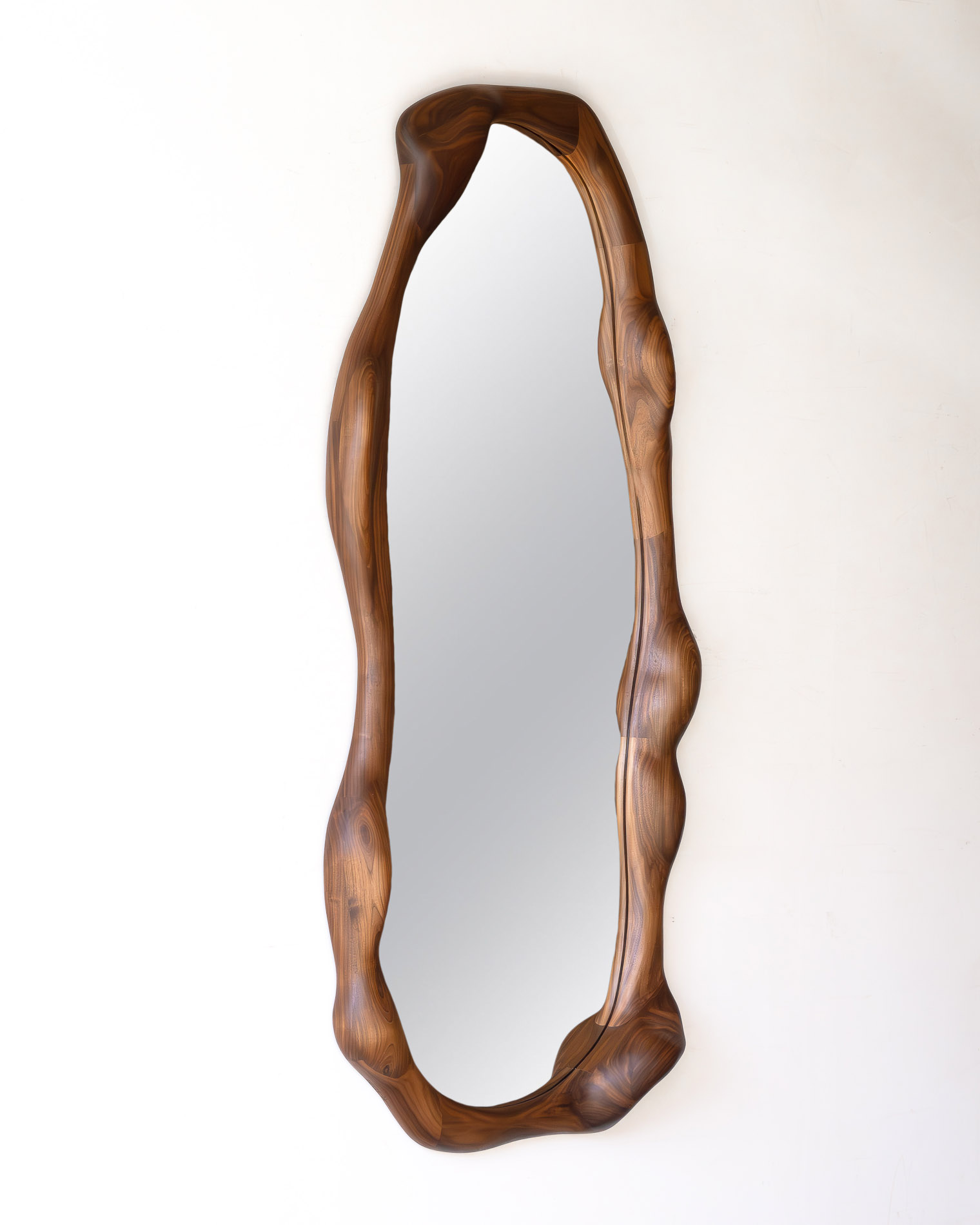 Sculpted mirror in walnut wood