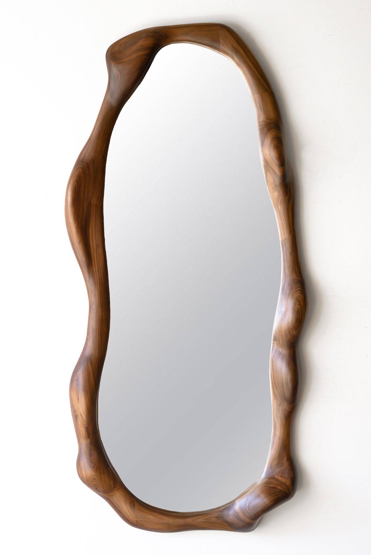 Sculpted mirror in walnut wood